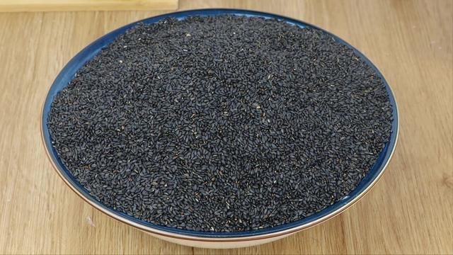 营养成分|用芝麻做出来的小零食，做法超简单，隔壁家小孩都馋哭了