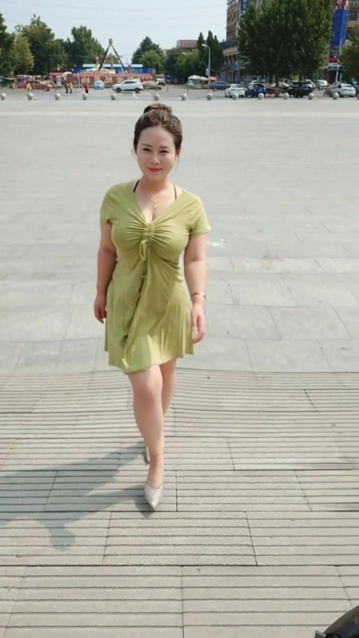 洒脱 逛街的“御姐女神”,简约穿搭风格,反映出洒脱的一面!