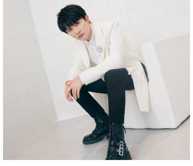 偶像周深參加《2060》錄制現(xiàn)場(chǎng)，粉絲當(dāng)場(chǎng)表白，高情商回應(yīng)引熱議