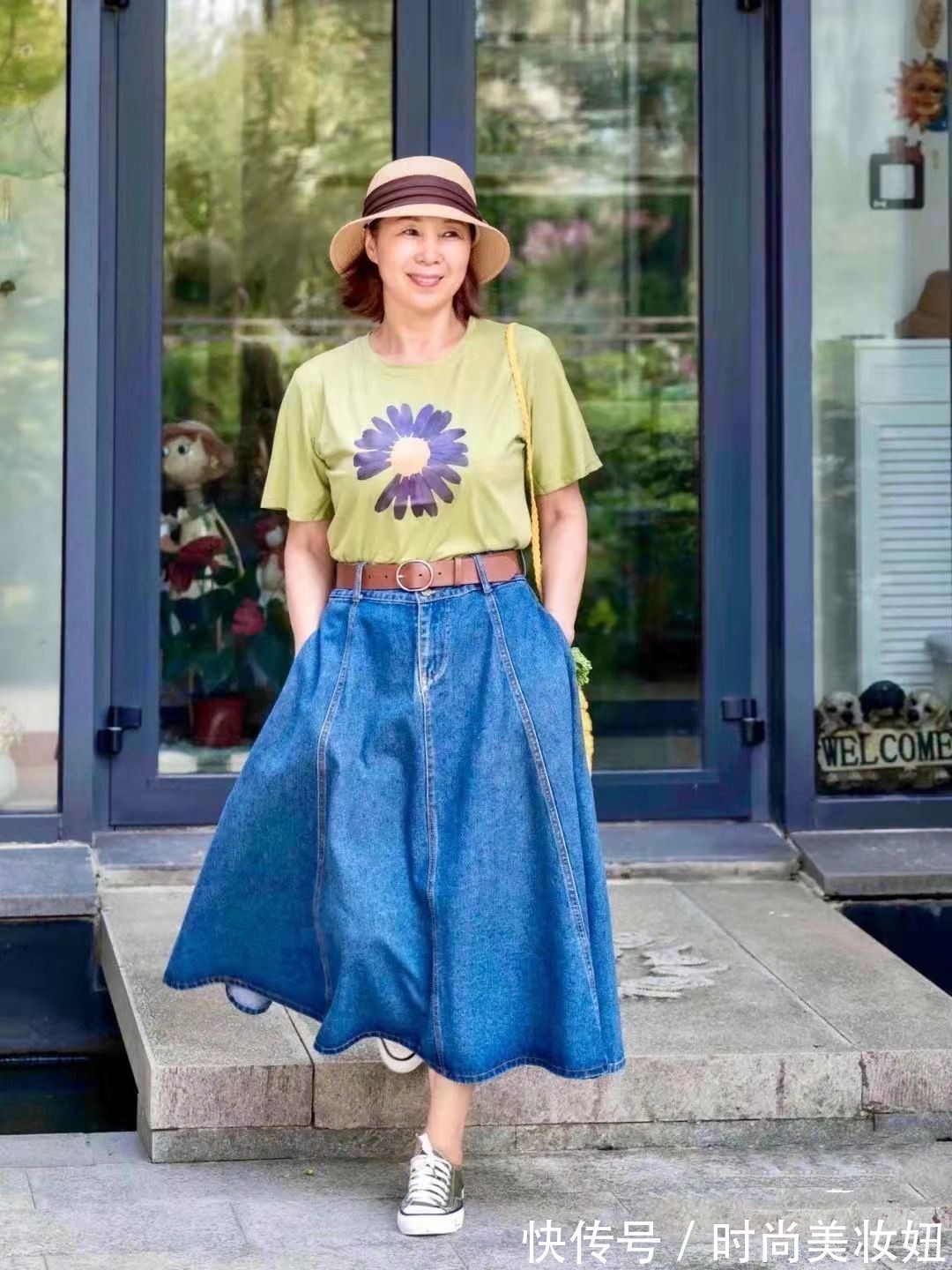 撞色 上年纪的女人不要千篇一律,学会“撞色”搭配,65岁照样美得惊艳