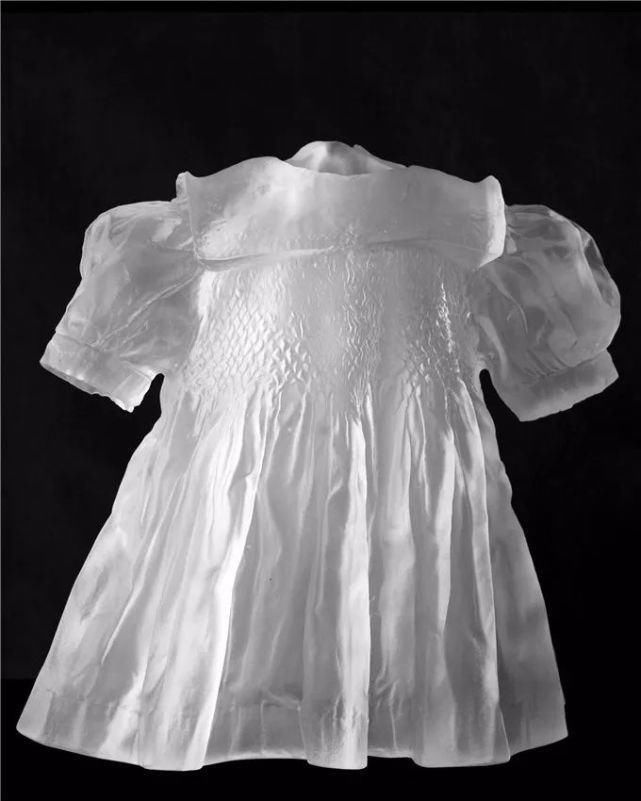 时装秀|艺术家用500斤玻璃做出重磅婚纱,惊艳时装秀,网友吐槽透明的怎么穿