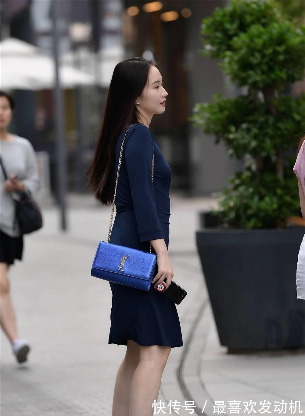 尖头 深蓝色长袖连衣裙,侧面系带设计,搭配浅色尖头细跟鞋!