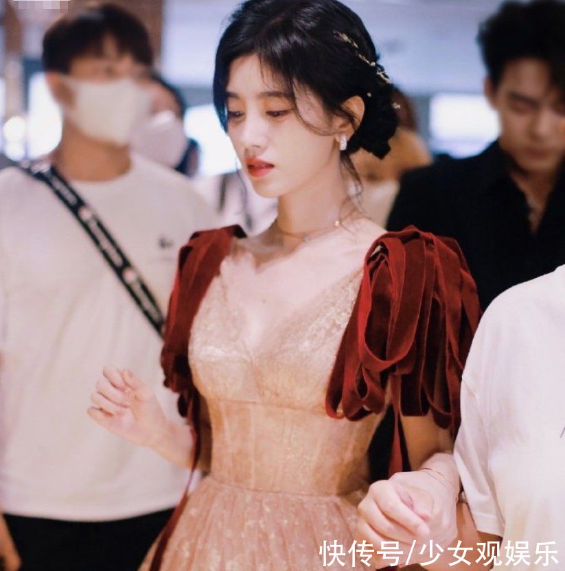 公主裙|鞠婧祎造型审美又在线！盘发搭配公主裙，“漫画女主”有了脸
