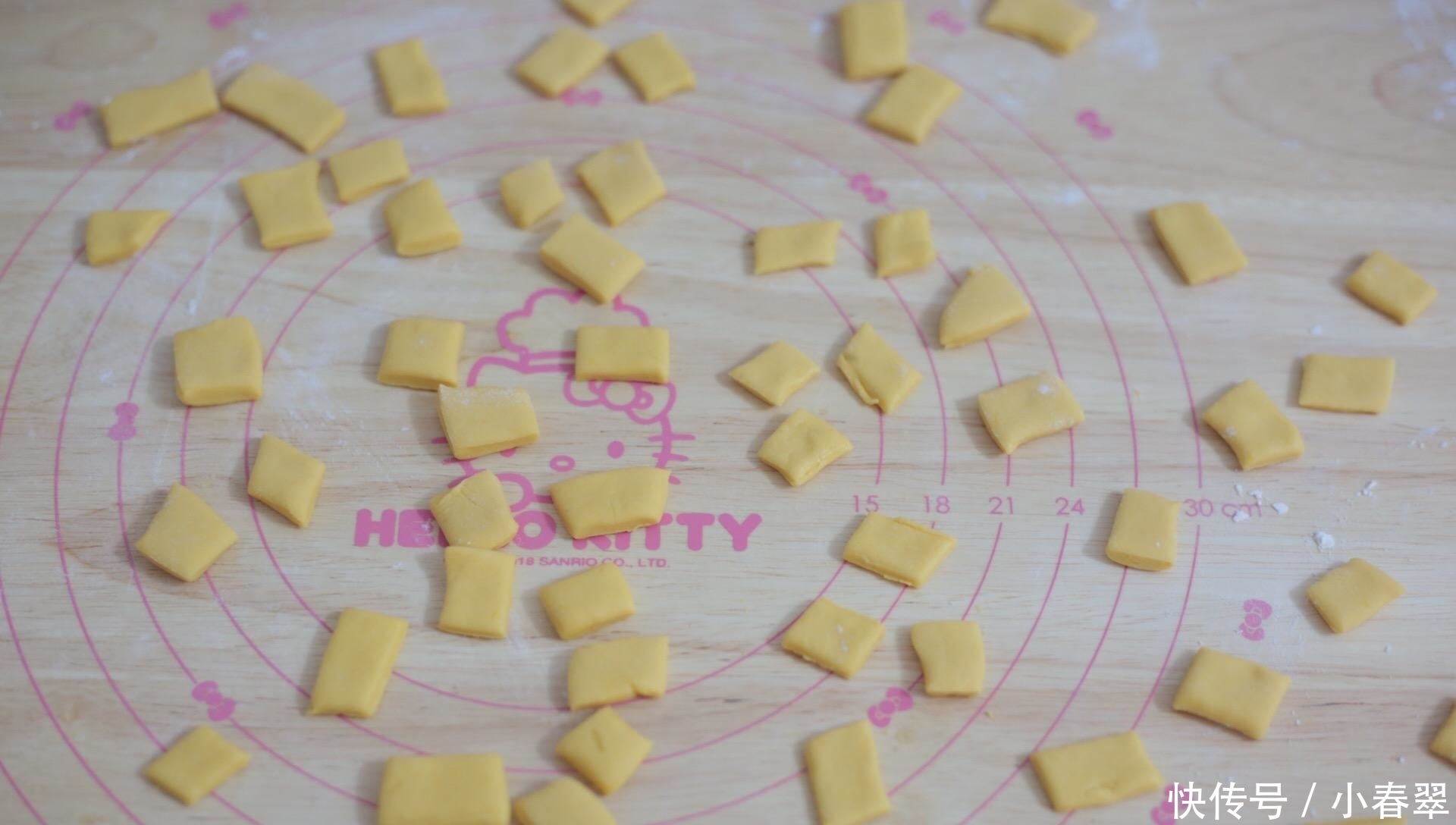 馒头|面粉里加点南瓜,不蒸不烤,出锅女儿抢着吃,太香了,好吃不上火