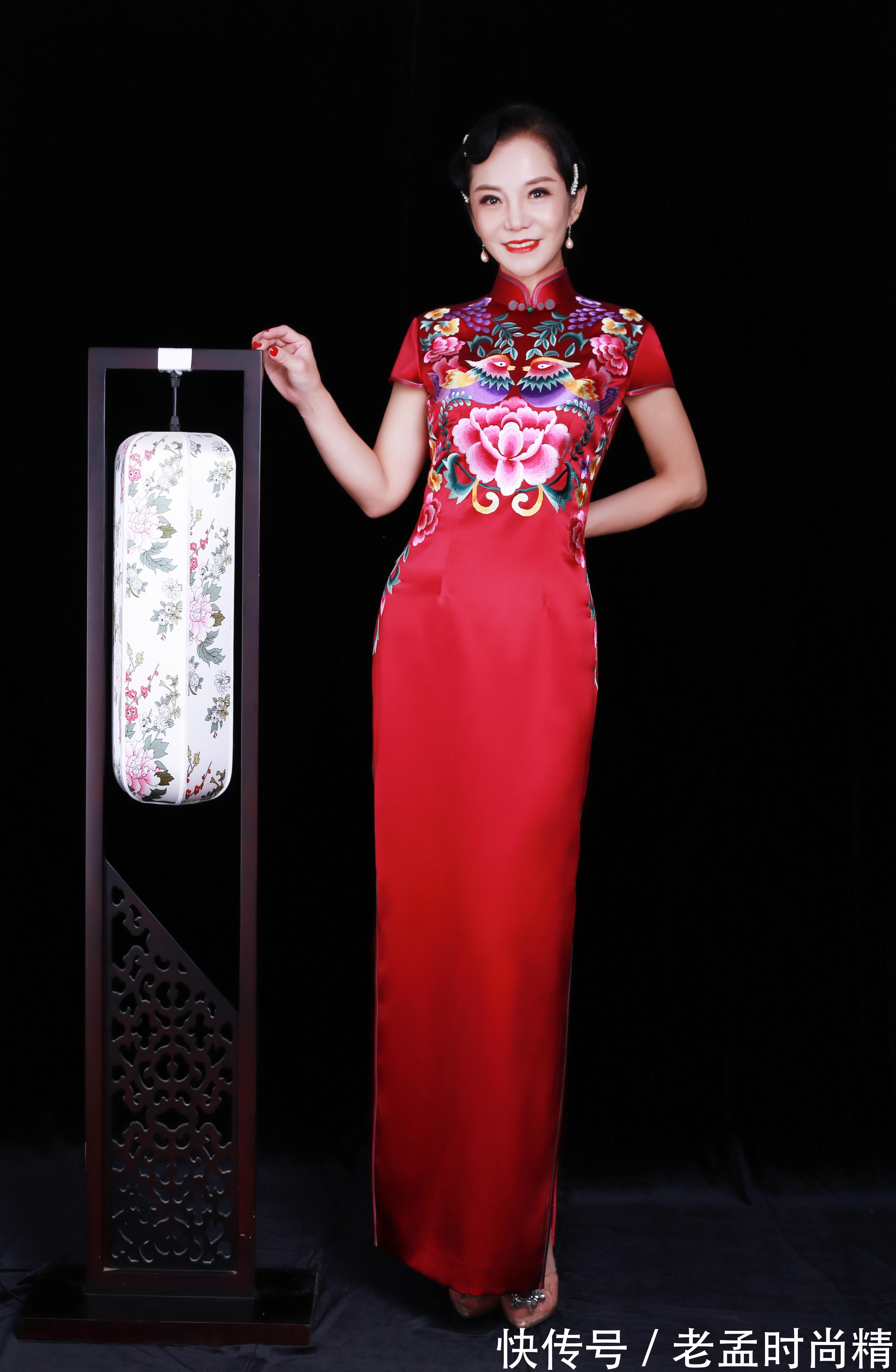 中国红旗袍|一袭耀眼夺目的中国红旗袍,尽显东方气韵
