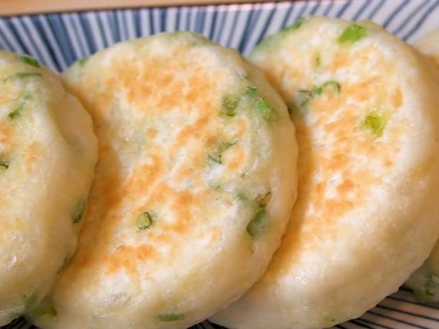 这饼我家一周做3回,一卷一擀,暄软咸香,葱香味十足,上桌扫光