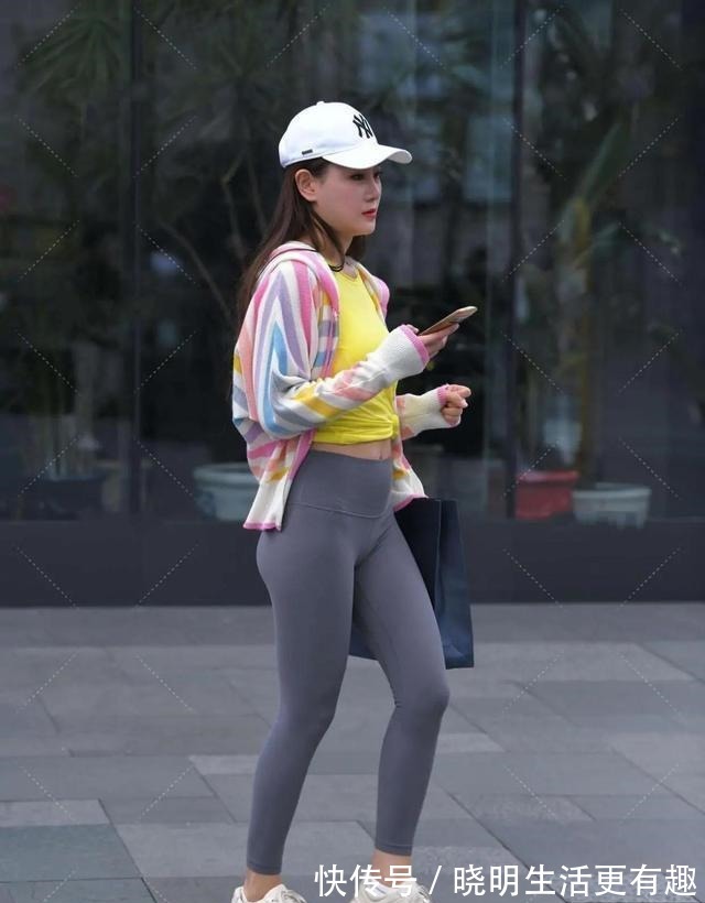 搭配 丰腴凹凸的瑜伽裤美女,换上了富有设计感的裙型,简约靓丽!