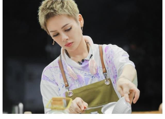 花儿与少年|宁静再接下综艺节目，《中餐厅》后资源爆棚，录制现场手机壳抢镜