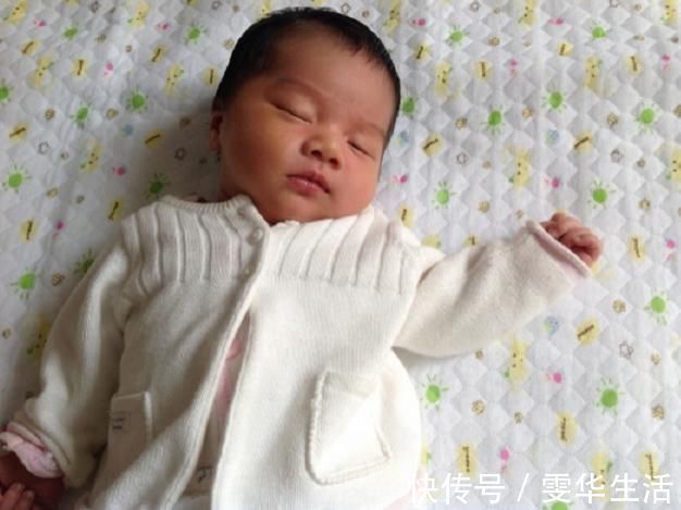 绿豆枕|宝宝睡觉时发生这3种行为,父母要注意了:娃想要睡枕头了!