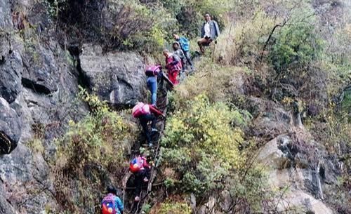 悬崖村|曾闻名全国的“悬崖村”，政府耗资100万修路，今成旅游胜地？