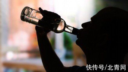 不要小看过度饮酒，对身体伤害大