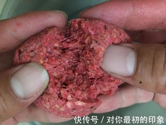 难怪你的饵团一拉就散，原来是少了这一步！新手开拉饵须知