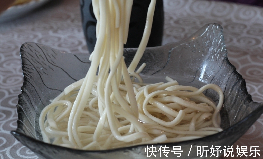 煮面条时，万万不能直接下锅，做好这2步，面条不黏腻还劲道
