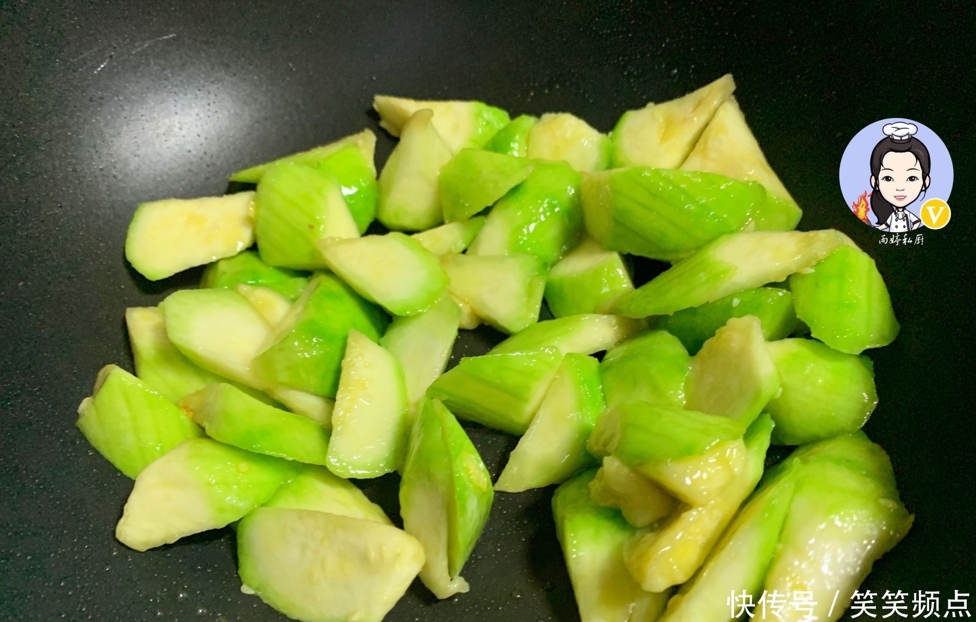 炒丝瓜时,万万不能直接炒掌握这1个诀窍,保准出锅翠绿不发黑