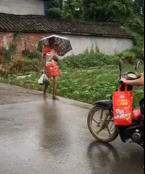 |搞笑GIF段子:这闹婚的太过分了,好好地进门不行,非要翻墙是不是不妥啊