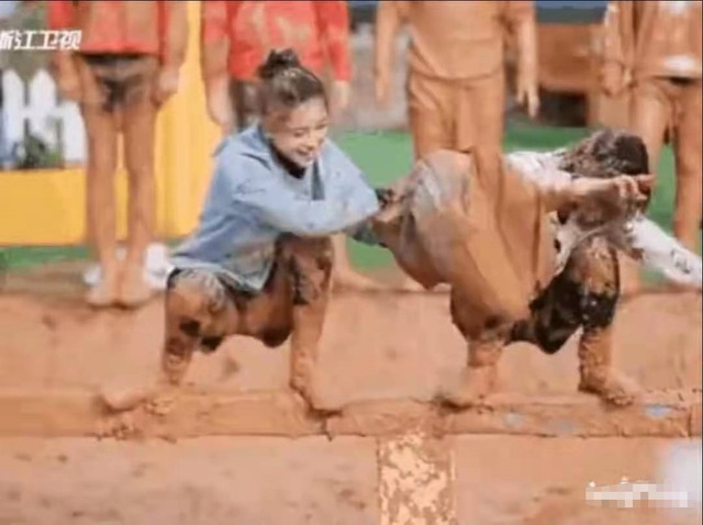 助理 宋雨琦麻袋砸脸baby自己却用手挡惹争议,baby助理发声耐人寻味!