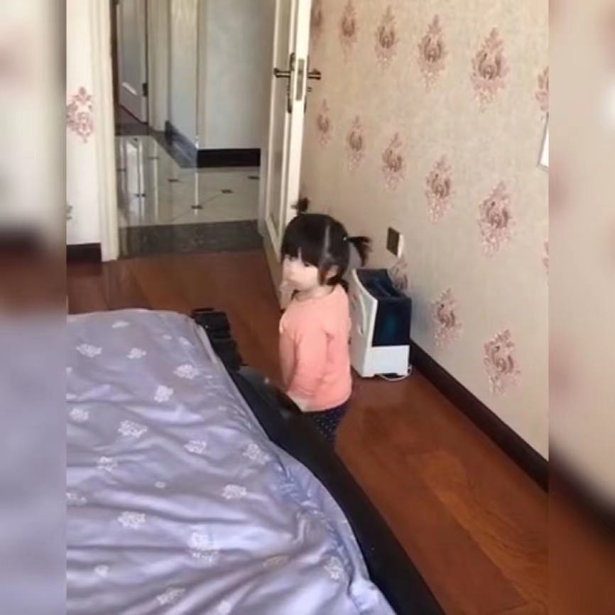 小女孩儿|姐姐去找妈妈,看到眼前的一幕却“懂事”地转身离开,网友心疼