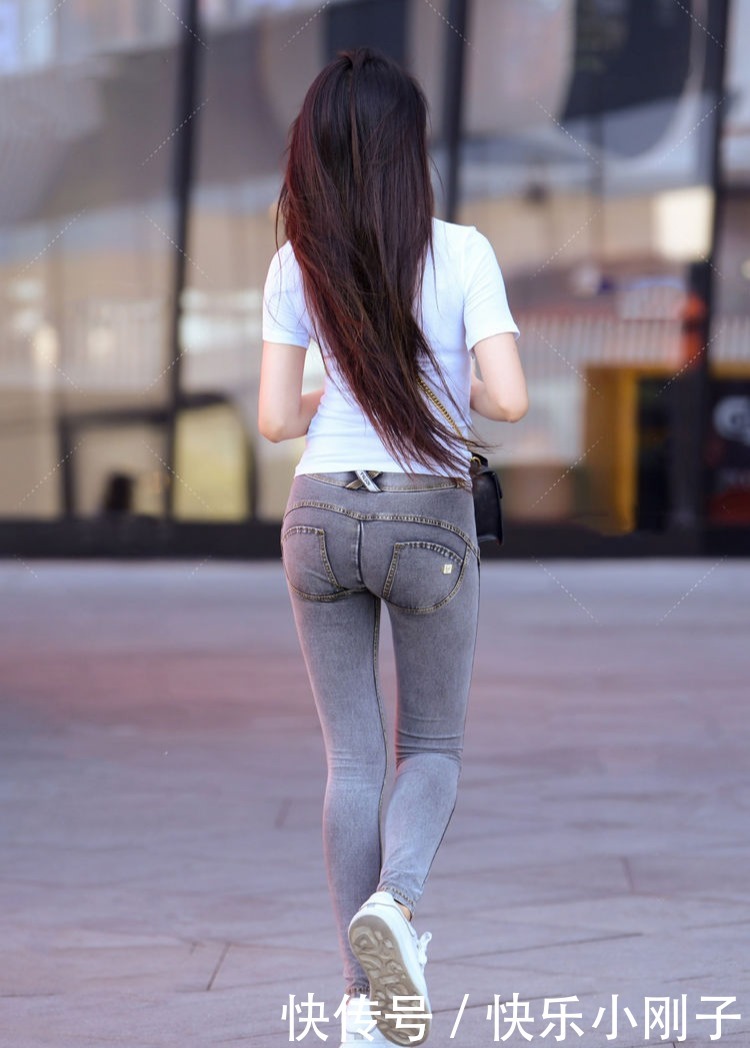 牛仔裤破洞细节的点缀,加入不规则的剪裁,提升整个造型的靓丽感