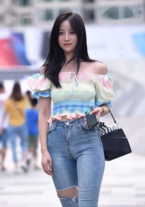 将“彩虹”穿在身上的小姐姐，甜美笑容有种初恋的感觉！