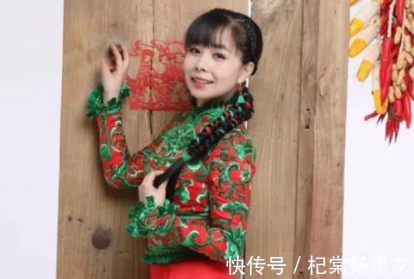 修成正果|《星光大道》出來的王二妮，衛(wèi)冕后又回到農(nóng)村放牛，這真的值得嗎