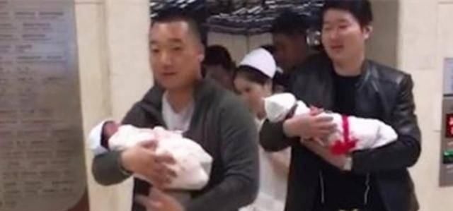 抱娃|爸爸去产房接宝宝,电梯门打开后场面“壮观”,让人忍俊不禁