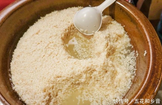 糯米酒这样做,温度掌握好三天就出酒酿,口感顺滑微甜软糯有嚼劲