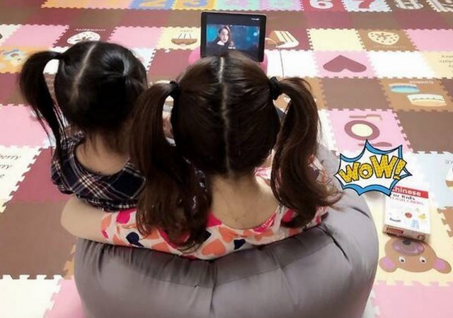 女儿 妈妈去当伴娘,让女儿叫自己“姐姐”,老公:你想给她换个爸?