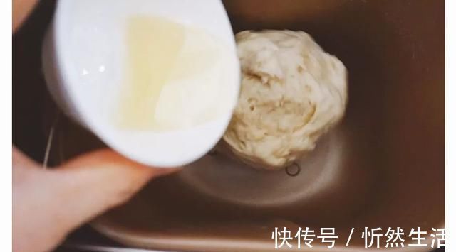 巨可爱的猪猪奶黄包,馅多超满足,闺女点100个赞