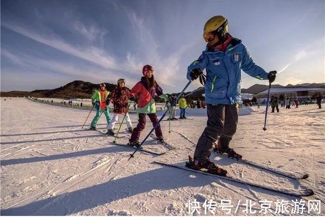 雪场|北京雪场陆续开门迎客，有些班车接送，还能免费教滑雪！