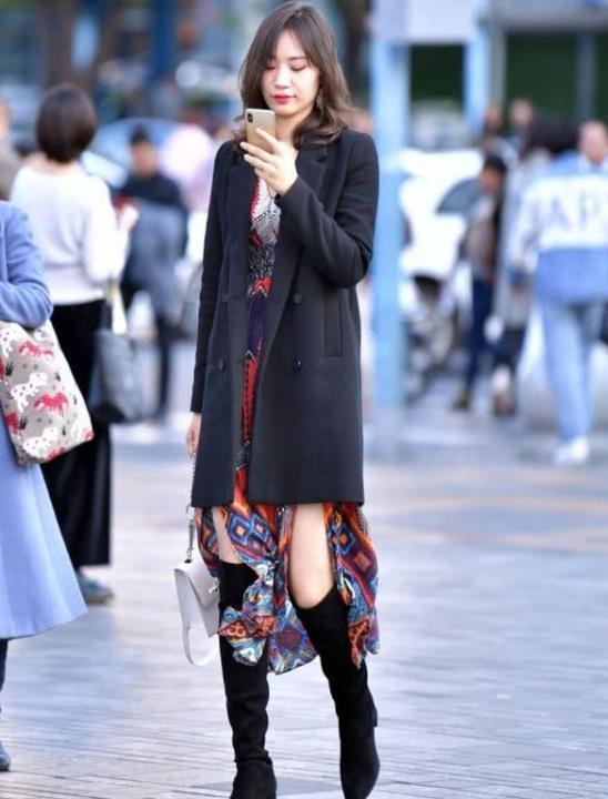 街拍：小美女身穿较有特色的T恤，虽然是纯白色的，立体感不错哦