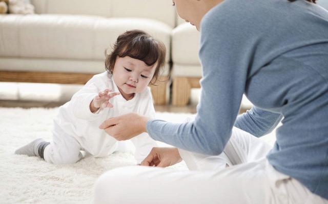 发育|宝宝几个月能翻身、会爬、走路、说话 赶紧对照下!