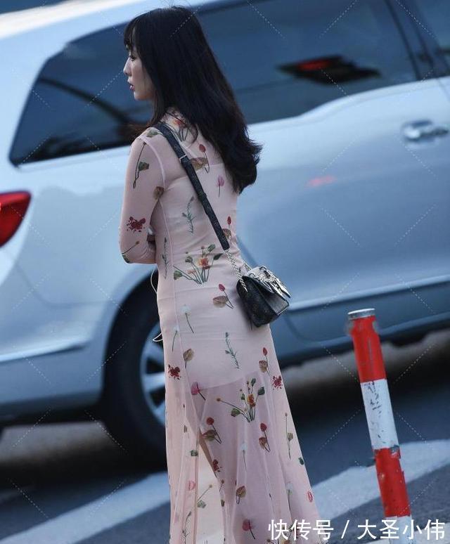 时装设计|美女街拍:裙子单穿背心太单调?试着加长款,叠穿看起来不错