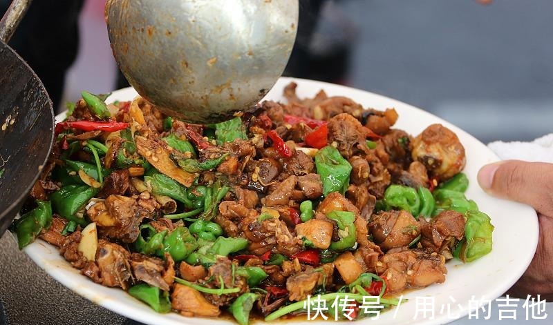 辣子鸡腿吃起来外焦里嫩,鸡卷咸鲜适口,桃仁酥脆