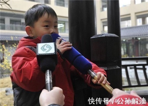 小男孩|那个3岁被逼雪地裸跑，接受“鹰式教育”的小男孩，如今已认不出