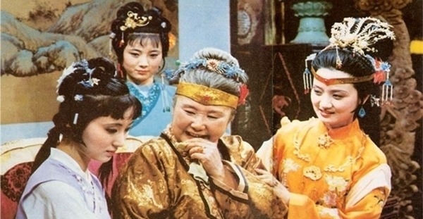 黛玉&王熙凤敢随意调侃林黛玉,为何从不开宝钗玩笑:这才是棋逢对手