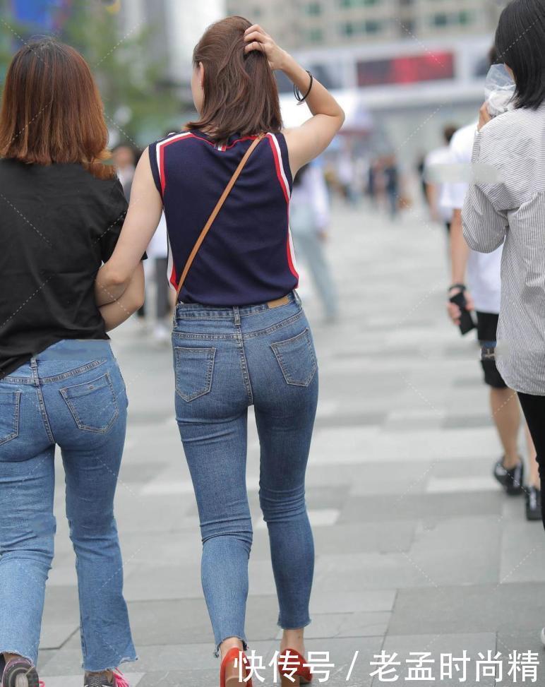 街拍：无袖上衣很有稳重气质, 搭配牛仔裤很有淑女气息