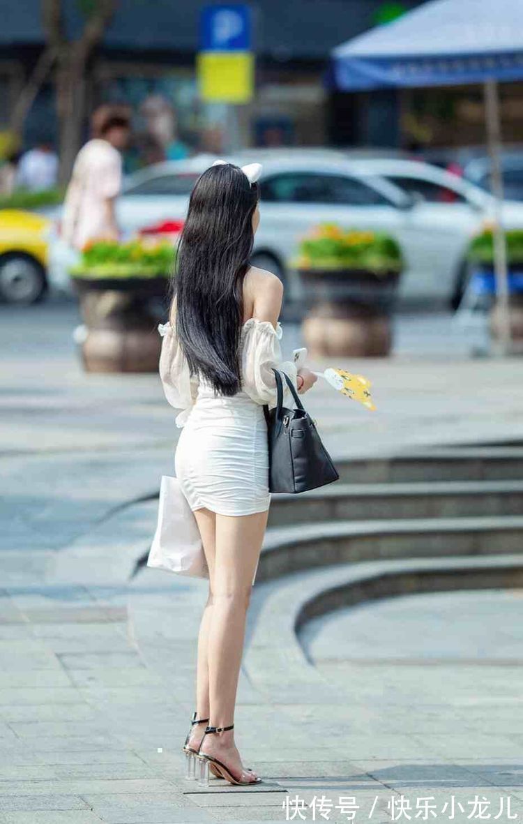 装扮 尽善尽美的连衣裙装扮是今年流行的穿搭,走出时尚步伐,休闲飘逸