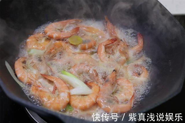 大虾|吃鲜虾，海边渔民的“无水白灼”做法，虾肉细嫩香甜，鲜味不流失