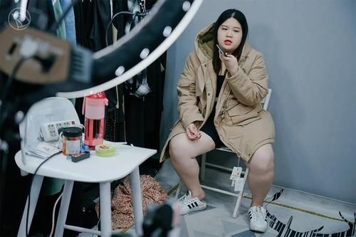 大码|200斤女孩在乡下被嘲笑，进城做大码模特快乐谋生