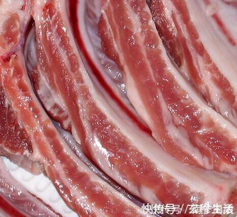 买排骨时，挑肉多的还是肉少的好？肉贩子不小心说漏嘴，别乱买了
