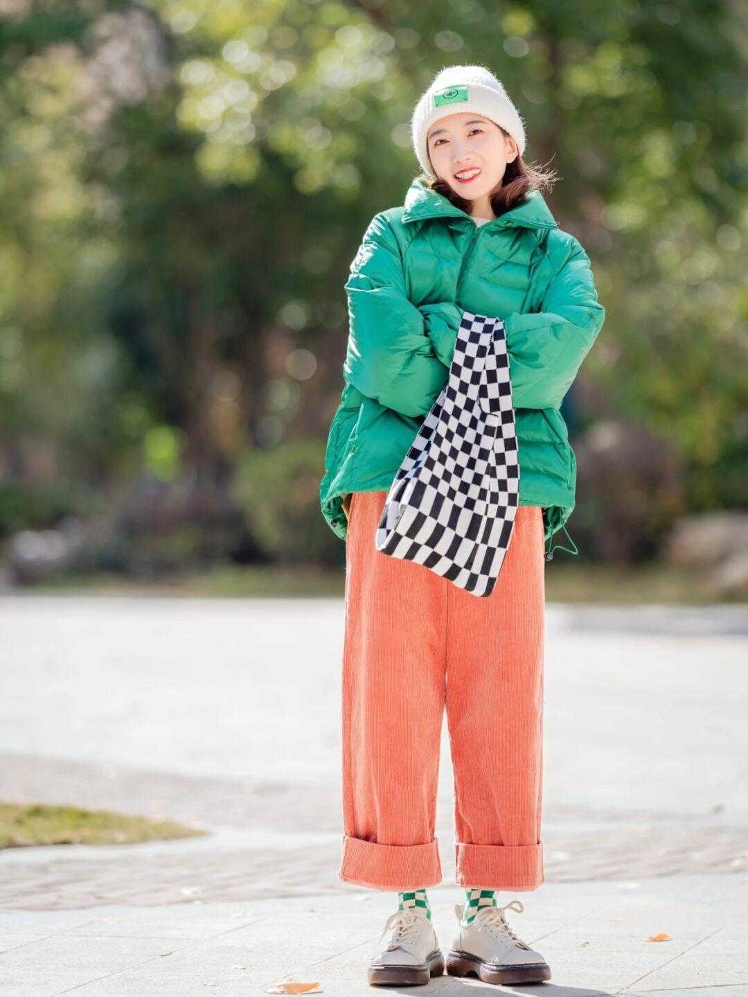 穿搭 冬季要拒绝“老气感”,快安排上这3条高级色裤装,洋气炸了