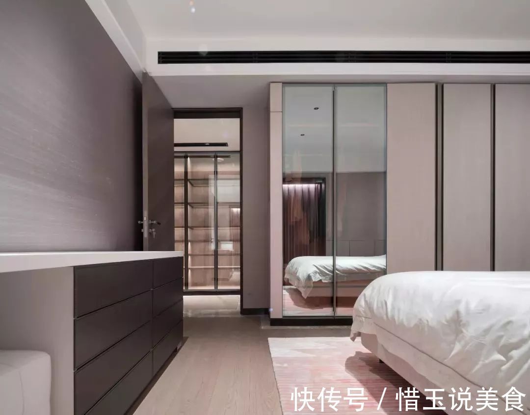卧室内|还在买衣柜现在流行“挖墙”装衣橱!