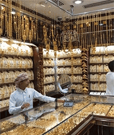 |搞笑段子王:赛车手,你这驾驶技术不行啊,车都开到沟里了