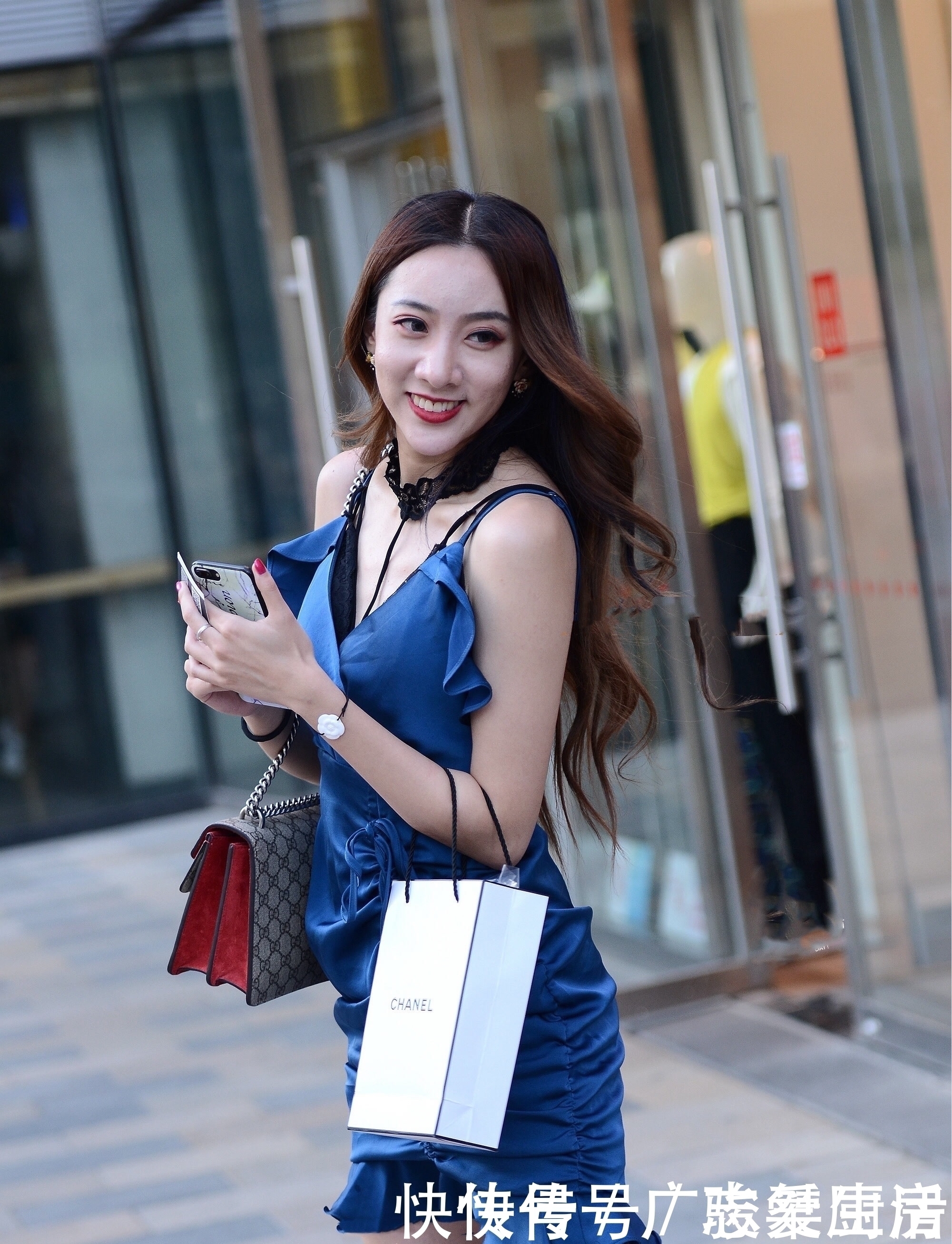 老外|街拍美女你穿的这么漂亮,老外看得水都好喝了