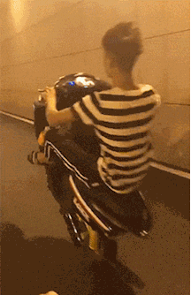 |搞笑GIF图:美女用手托着自己的脑壳,嘴唇是多了一块肉吗?