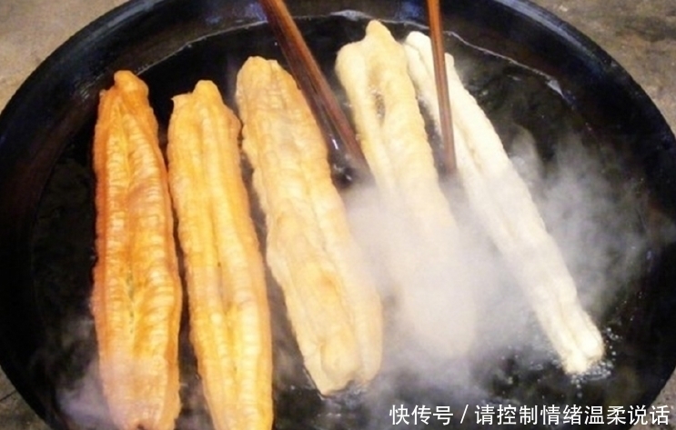 正确做法|炸油条用酵母和泡打粉都不对,面点师傅教你正确做法,黄金酥脆!