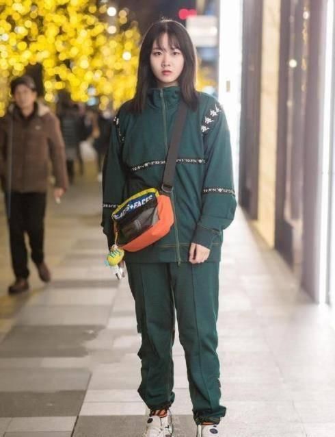 亮眼|街拍身材圆润的小姐姐,大长腿十分亮眼,很不错的姑娘