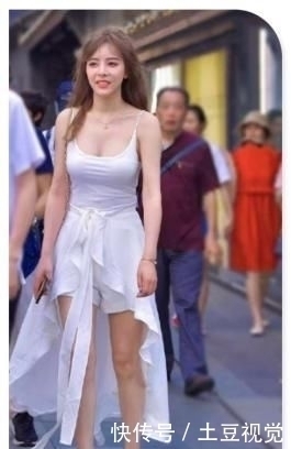 白色小吊带搭短裤,腰间系件披风,清新小仙女