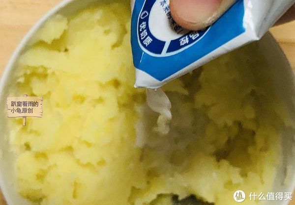 保鲜膜|2个土豆这样做,简单方便,绵软滑嫩,越吃越想吃,根本停不下口