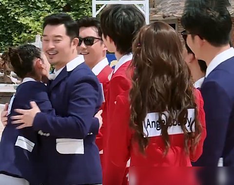 紧张 奔跑吧李沁出场时因紧张走错路,郑恺的做法亮了,素质不是装的